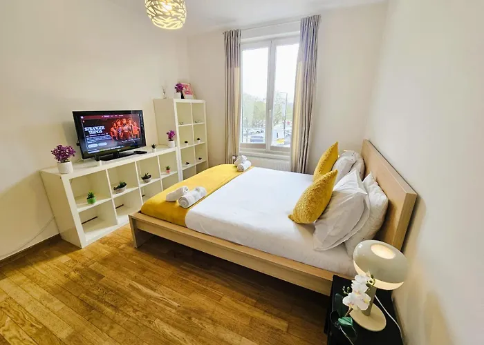 Modern 1br W Balcony&private Parking