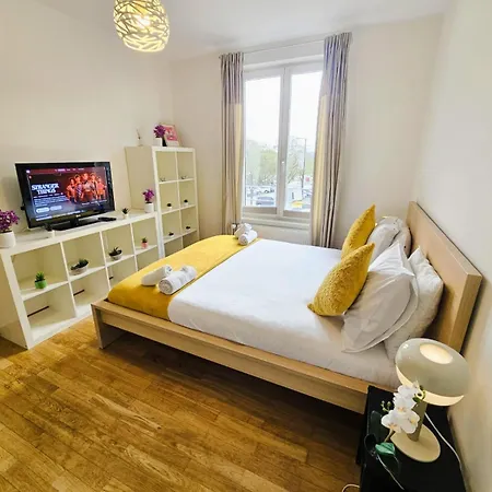 Modern 1br W Balcony&private Parking